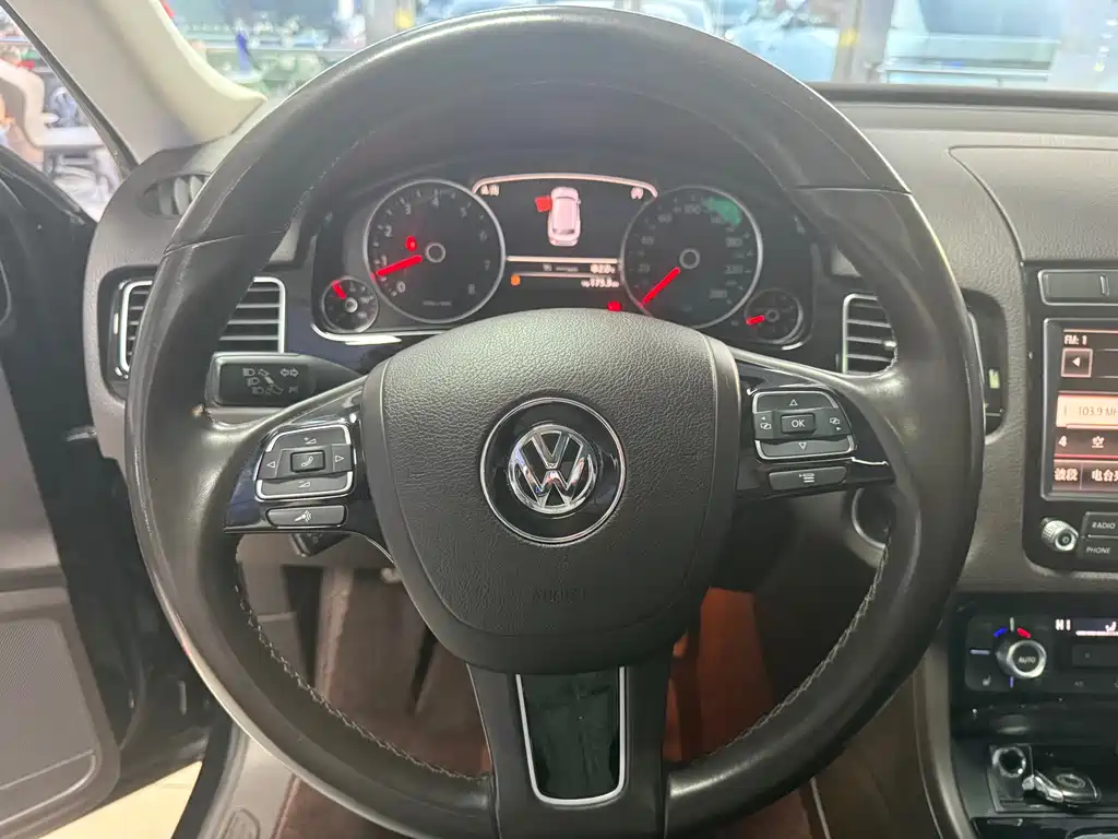Volkswagen Touareg 2017 — фото 14