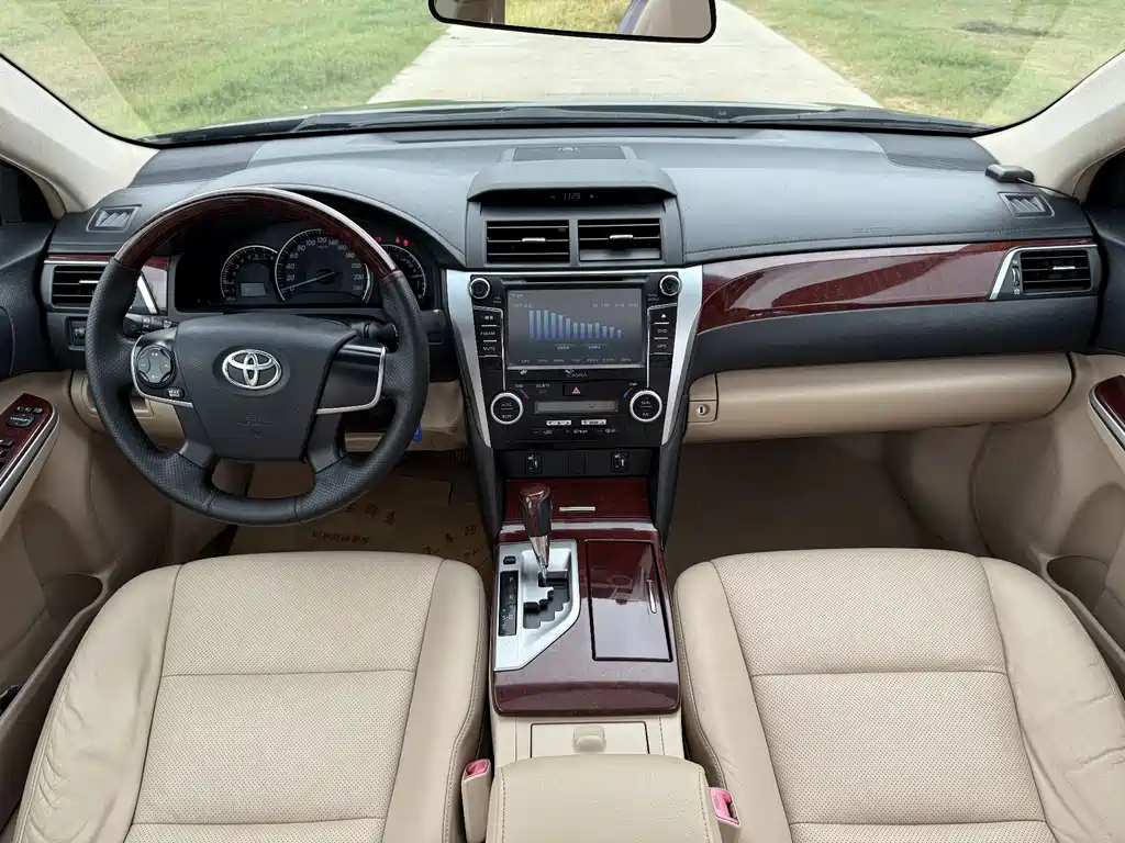Toyota Camry 2013 — фото 12