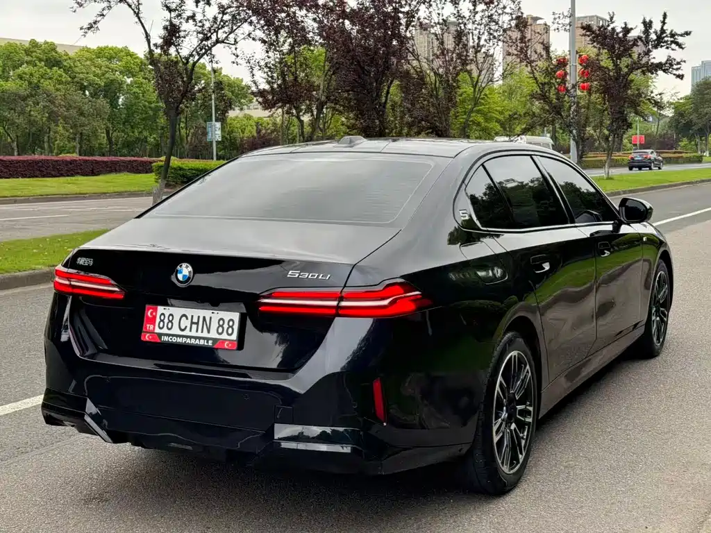 BMW 5 Series 2025 — фото 10