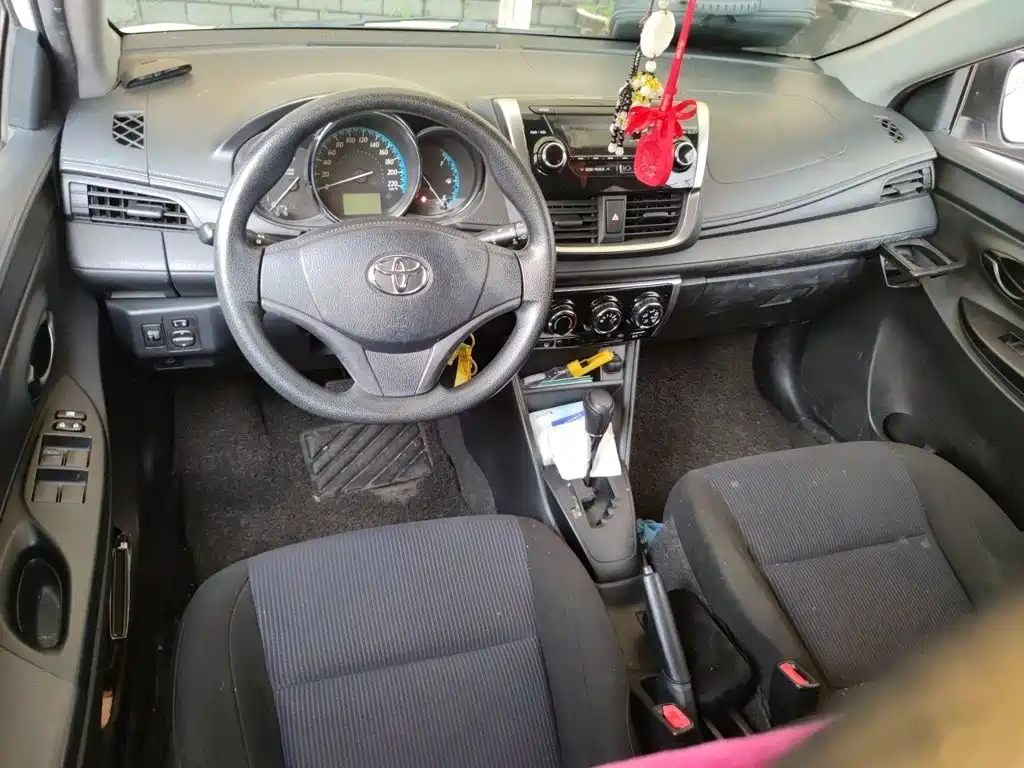 Toyota Yaris L 2017 — фото 13