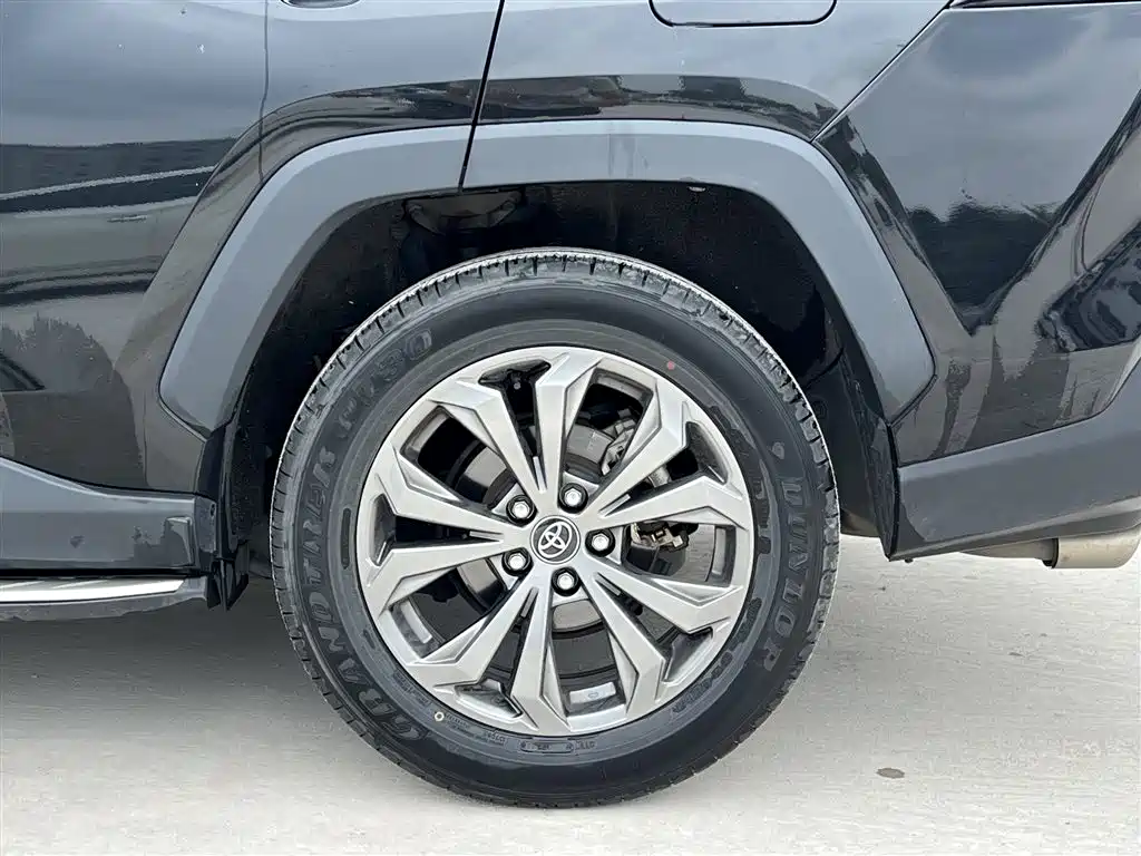Toyota RAV4 2023 — фото 17