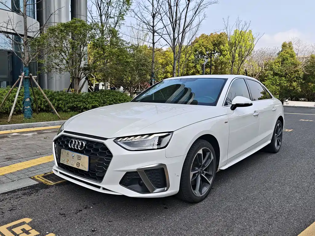 Audi A4L 2022 — фото 1