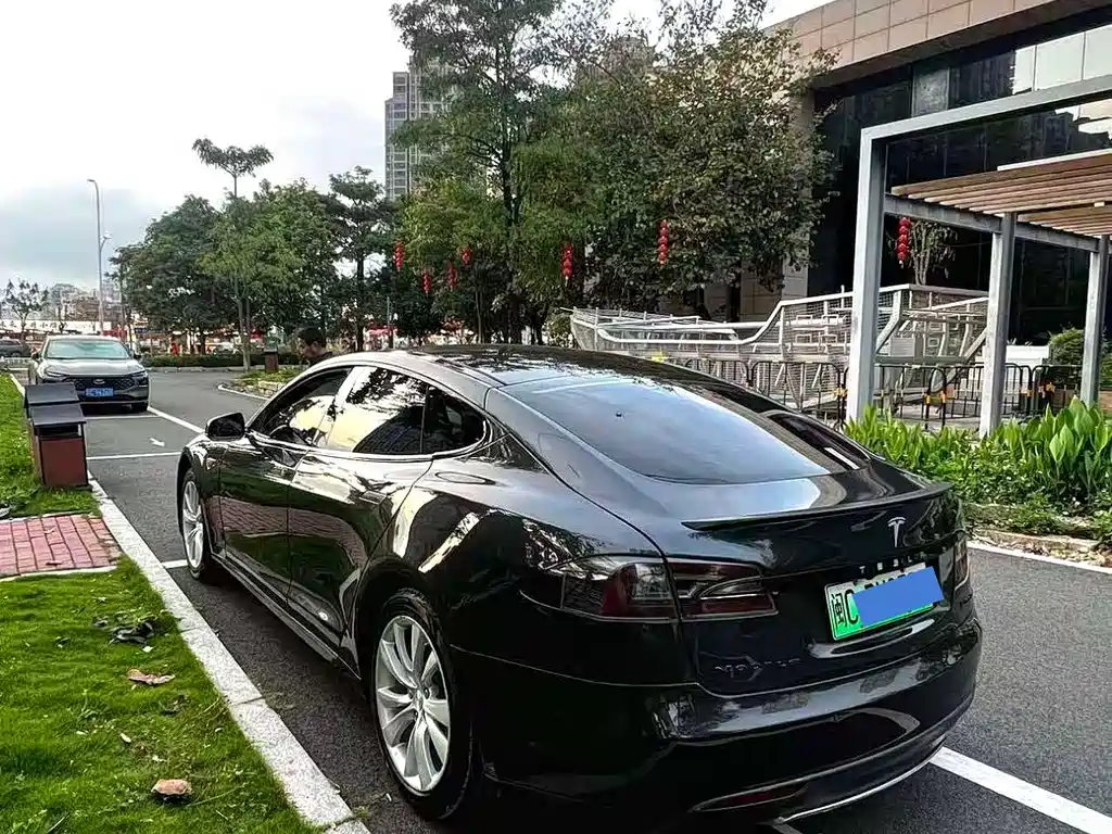 Tesla Model S 2015 — фото 4
