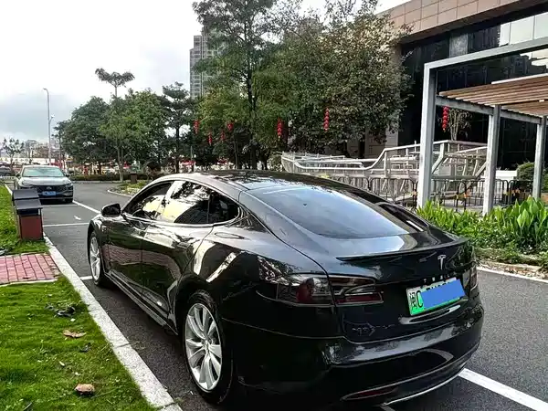 Tesla Model S 2014