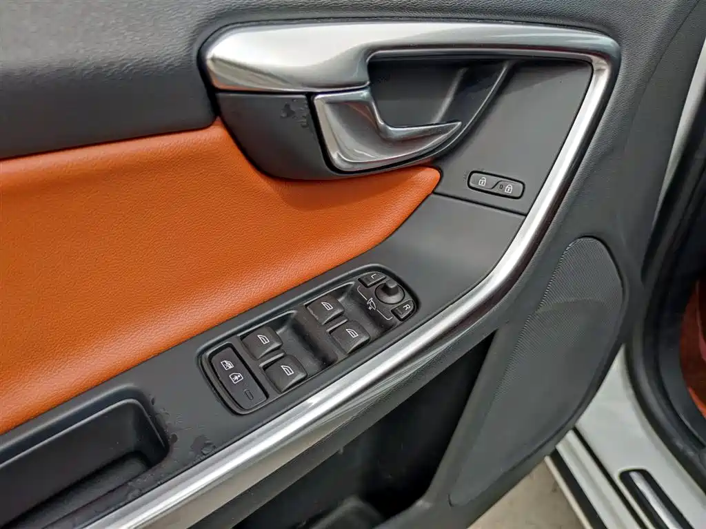 Volvo V60 2015 — фото 15