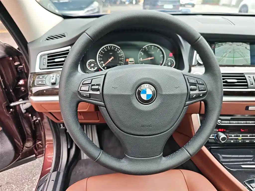 BMW 5 Series GT 2014 — фото 13