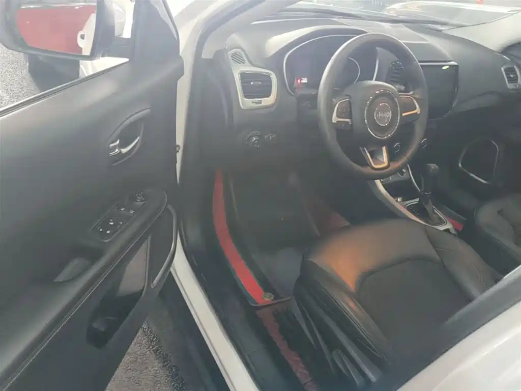 Jeep Compass 2018 — фото 16