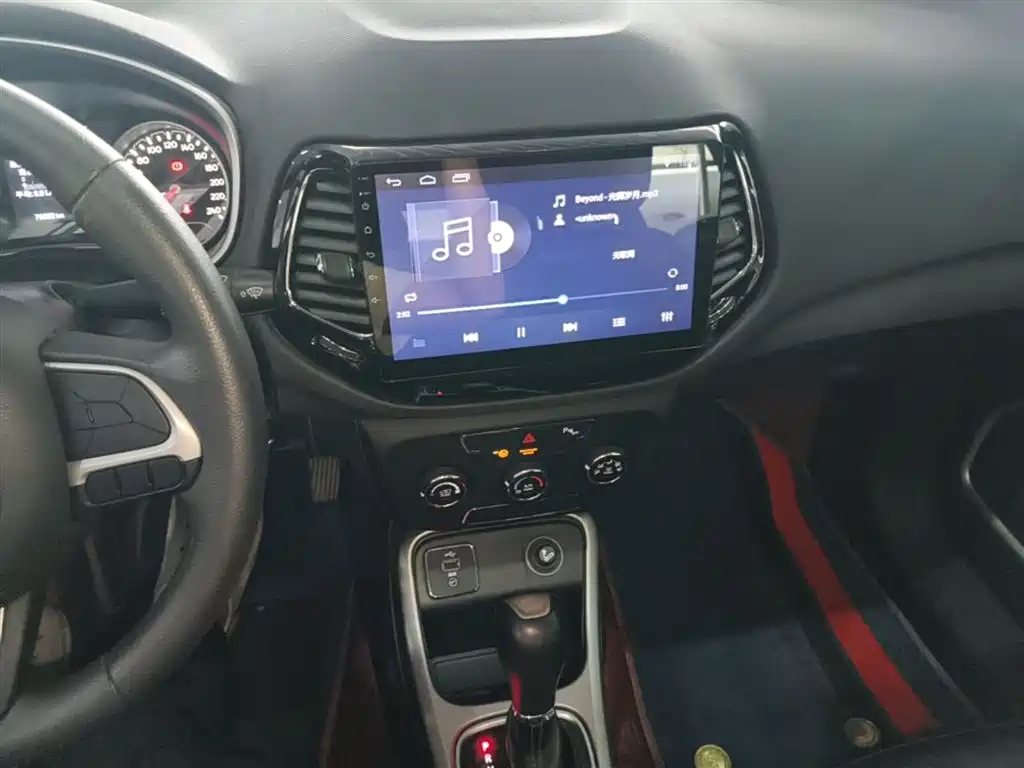 Jeep Compass 2018 — фото 13