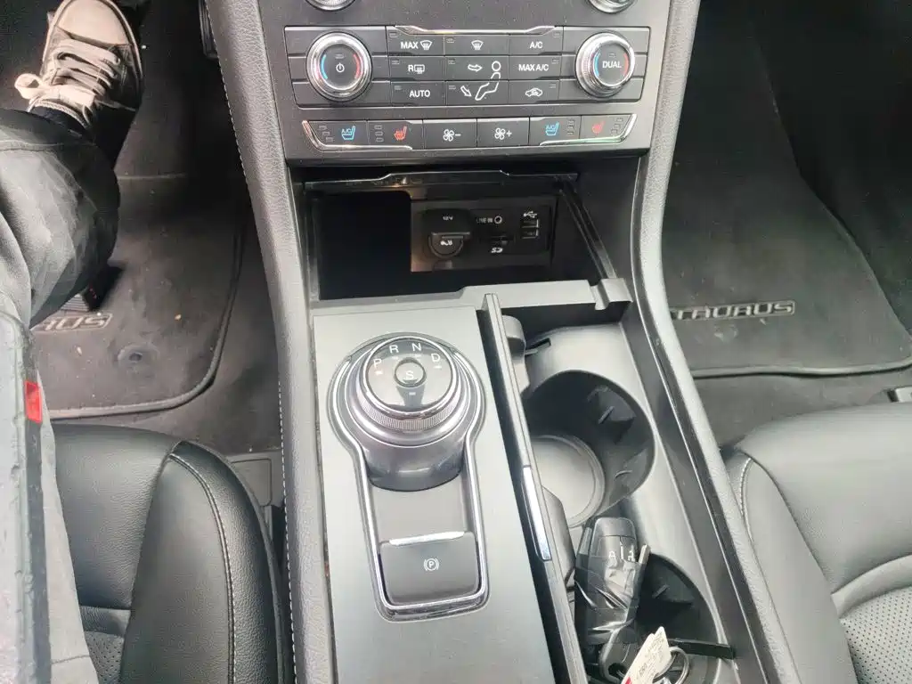 Ford Taurus 2016 — фото 14