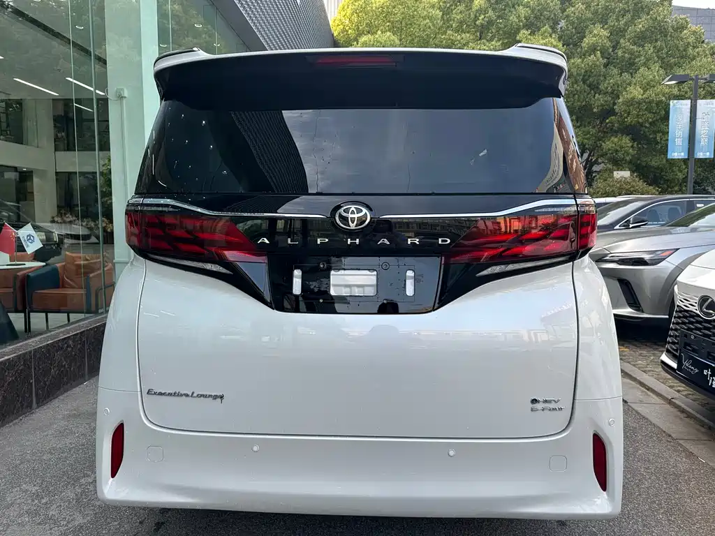 Toyota Alphard — фото 11