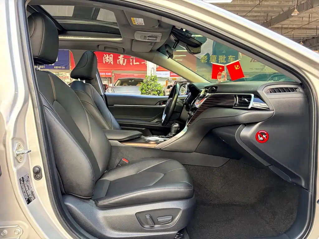 Toyota Camry 2019 — фото 9