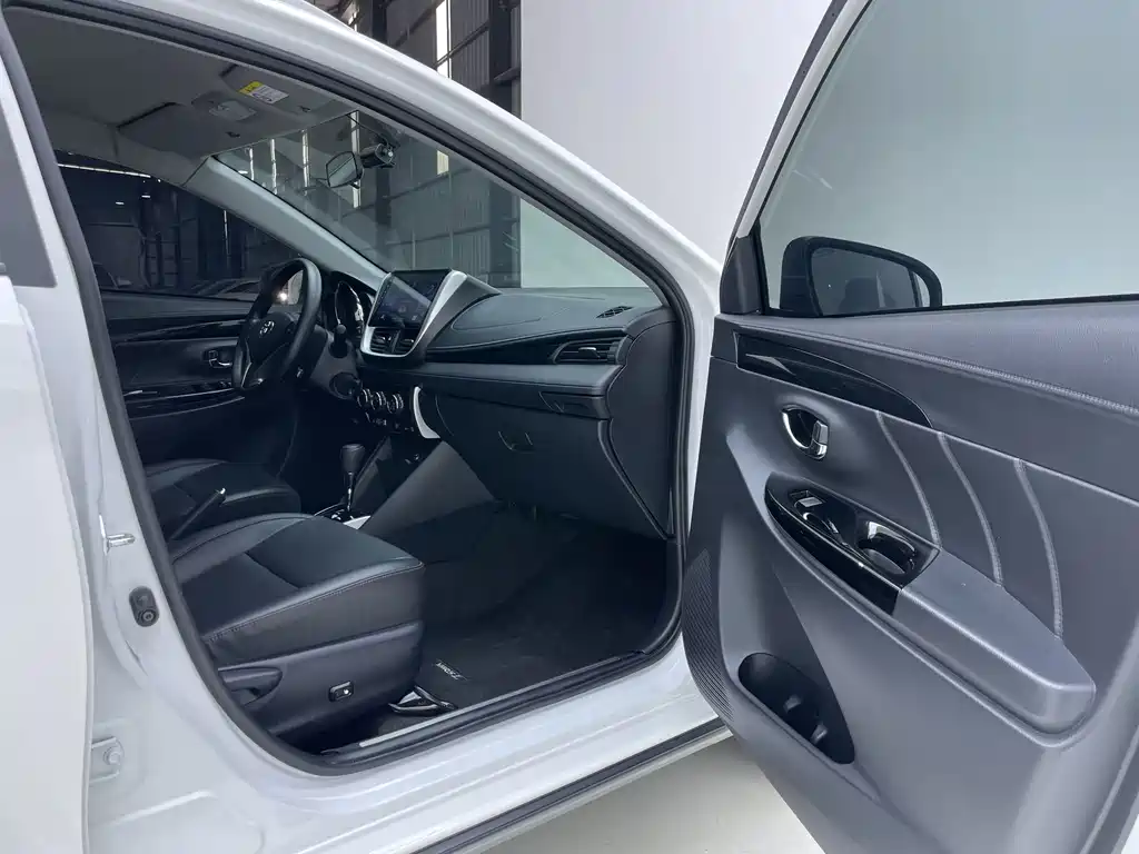 Toyota Yaris L 2023 — фото 17