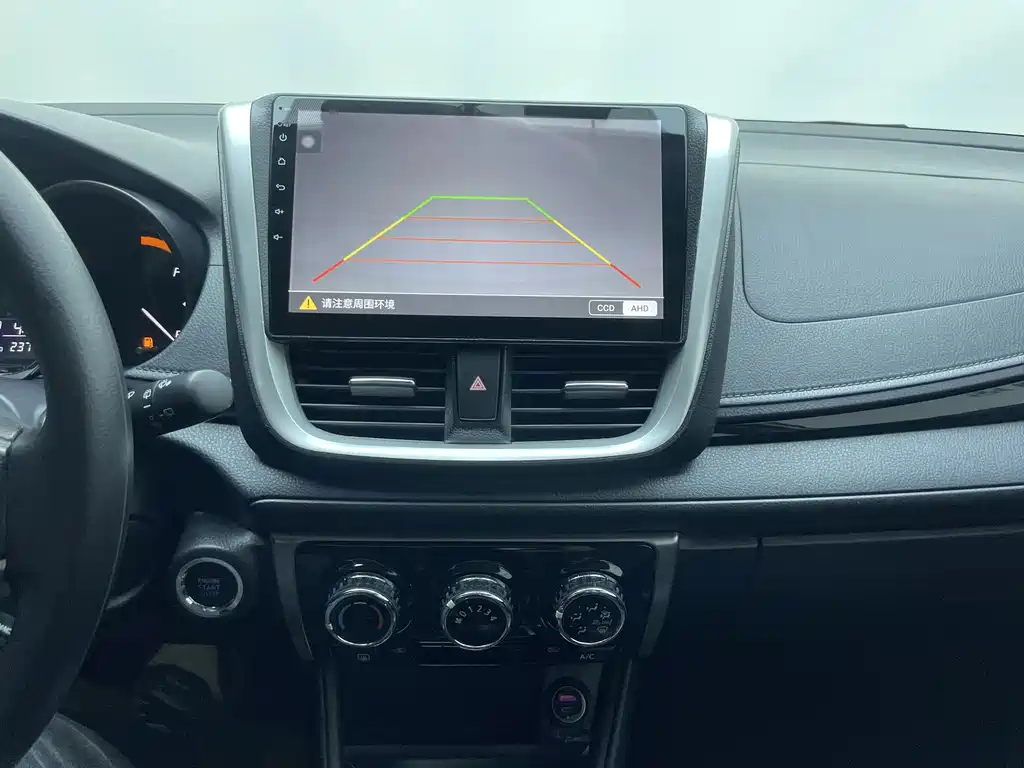 Toyota Yaris L 2023 — фото 9