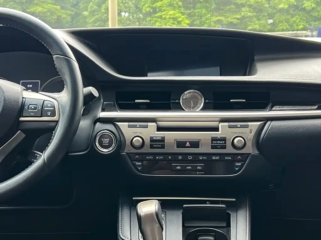 Lexus ES 2017 — фото 12
