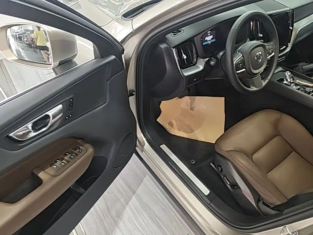 Volvo XC60 2023 — фото 16