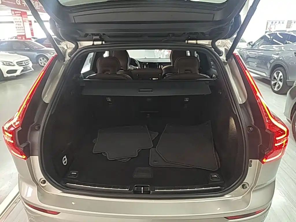 Volvo XC60 2023 — фото 19