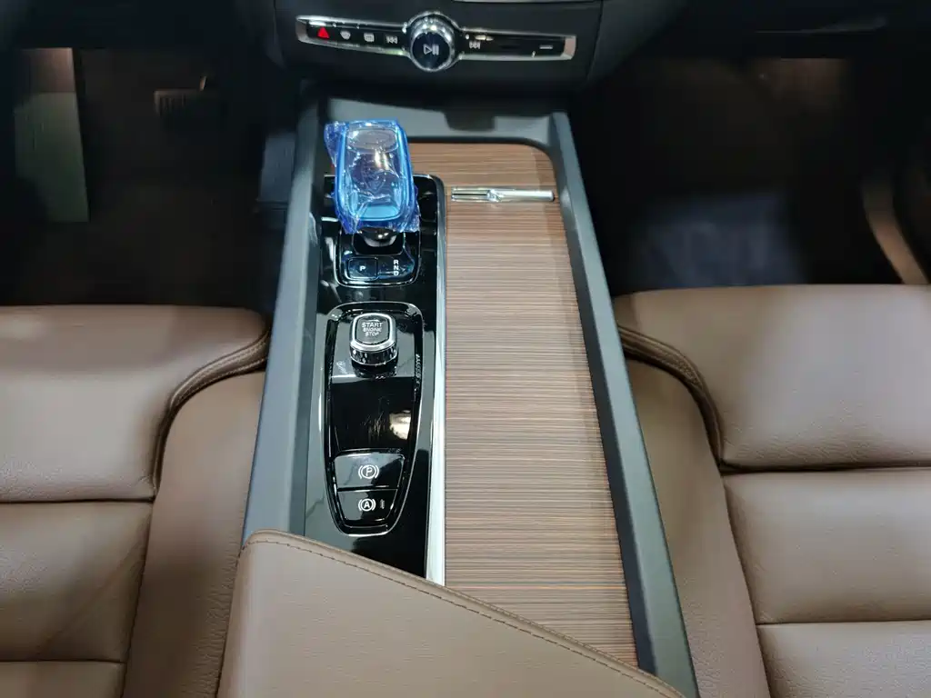 Volvo XC60 Plug-In Hybrid 2025 — фото 15