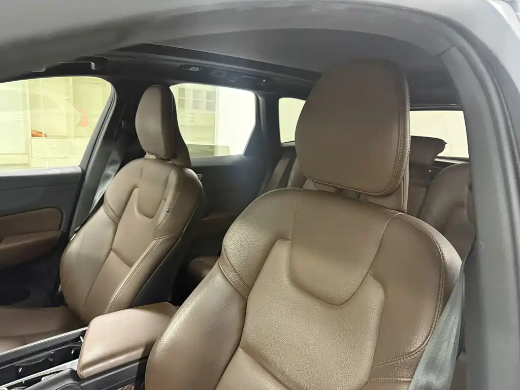 Volvo XC60 2023 — фото 12