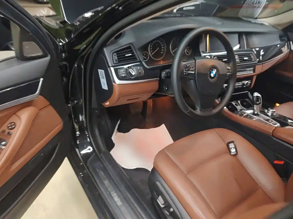 BMW 5 Series 2015 — фото 16
