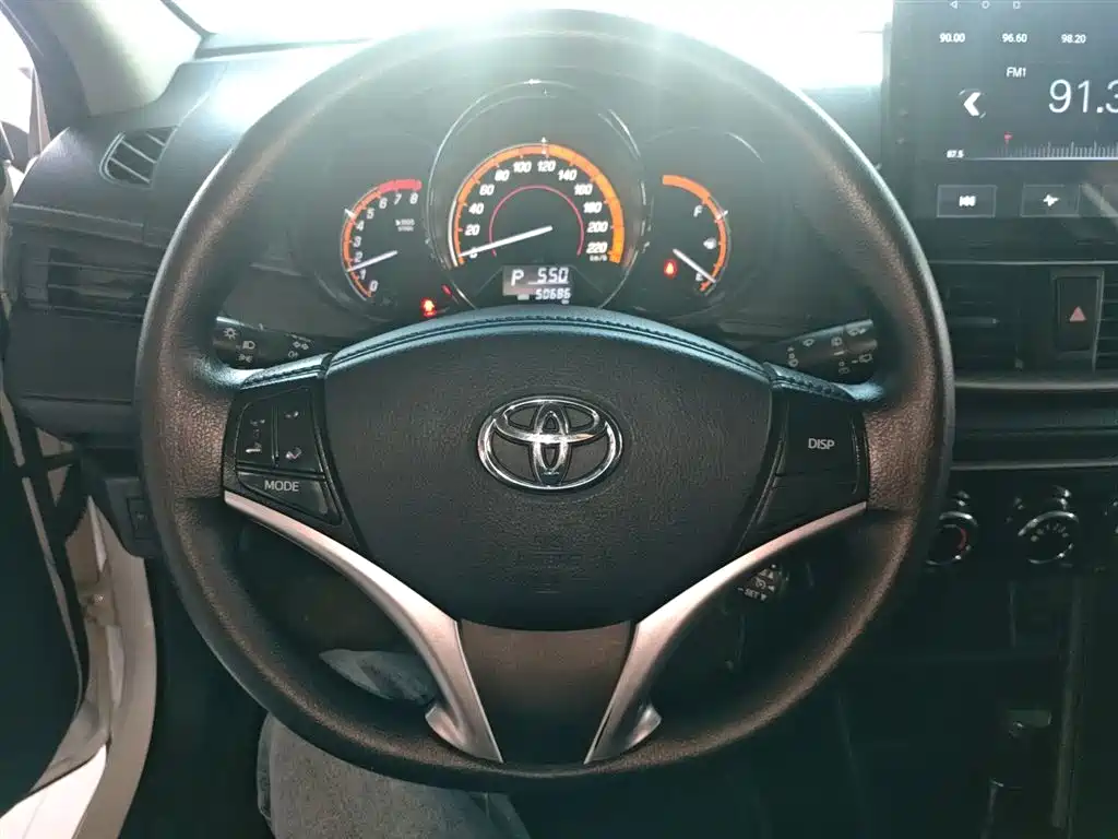 Toyota Yaris L 2022 — фото 7
