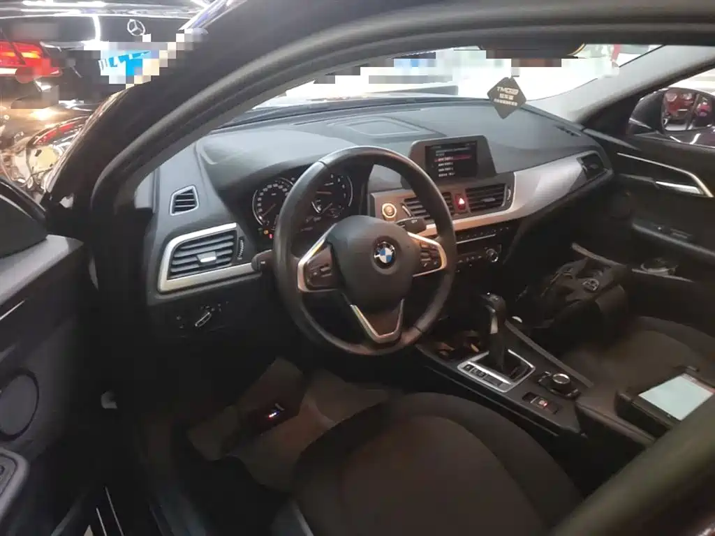 BMW 1 Series 2018 — фото 10