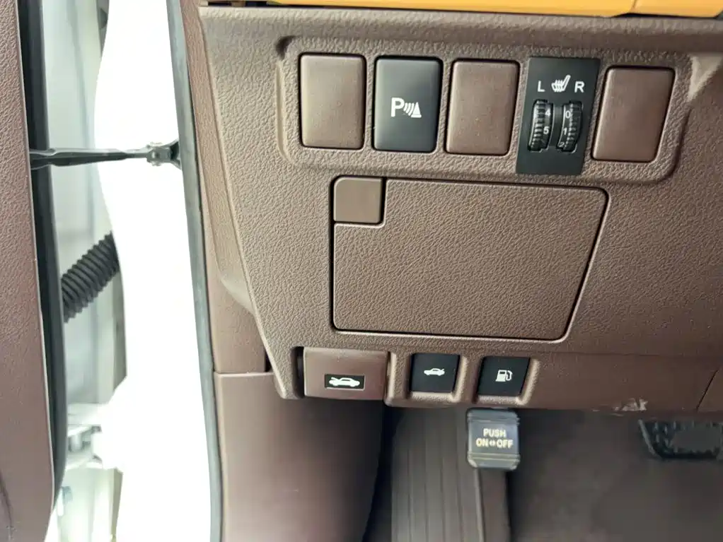 Lexus ES 2018 — фото 17