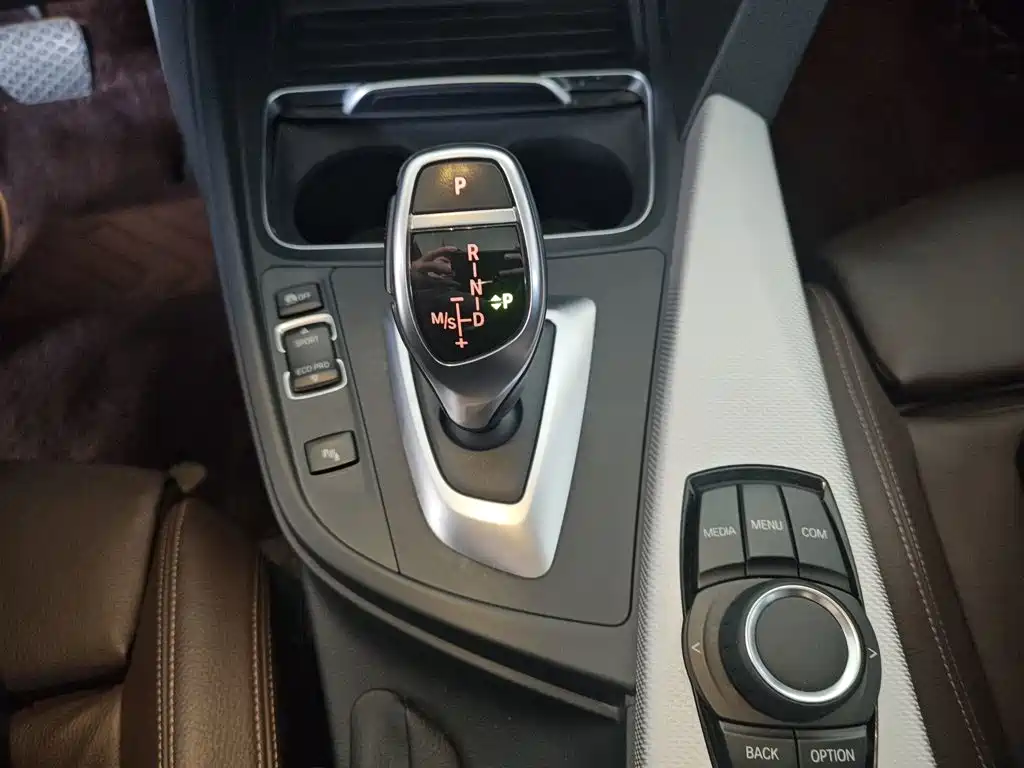 BMW 3 Series 2019 — фото 14