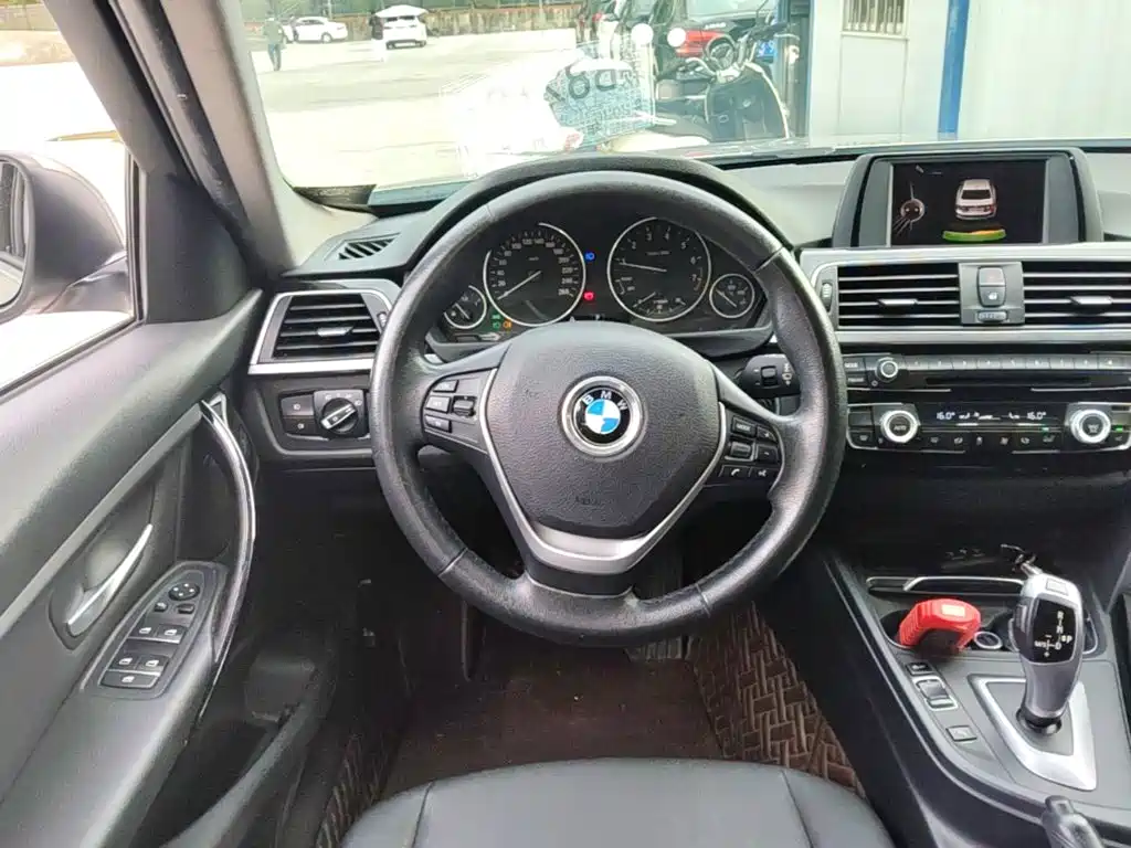 BMW 3 Series 2017 — фото 11