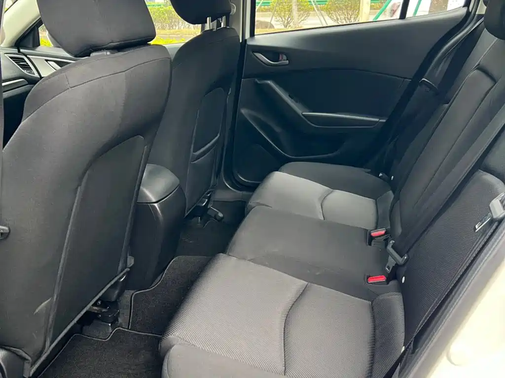 Mazda 3 Axela 2018 — фото 13