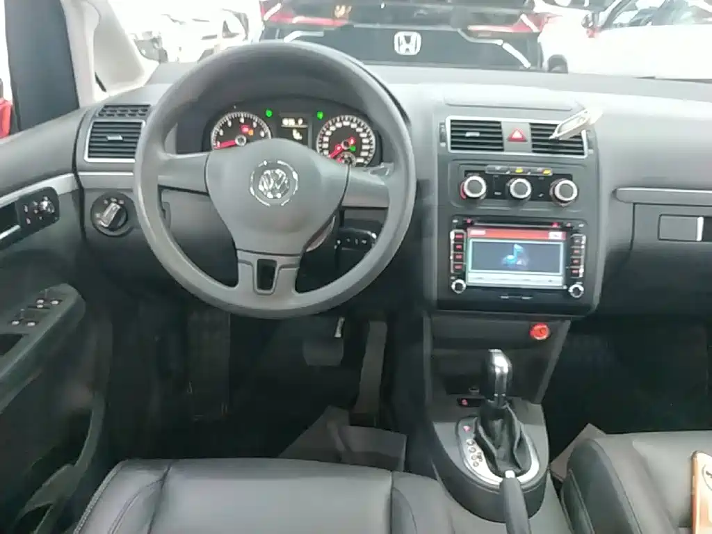 Volkswagen Touran 2015 — фото 11