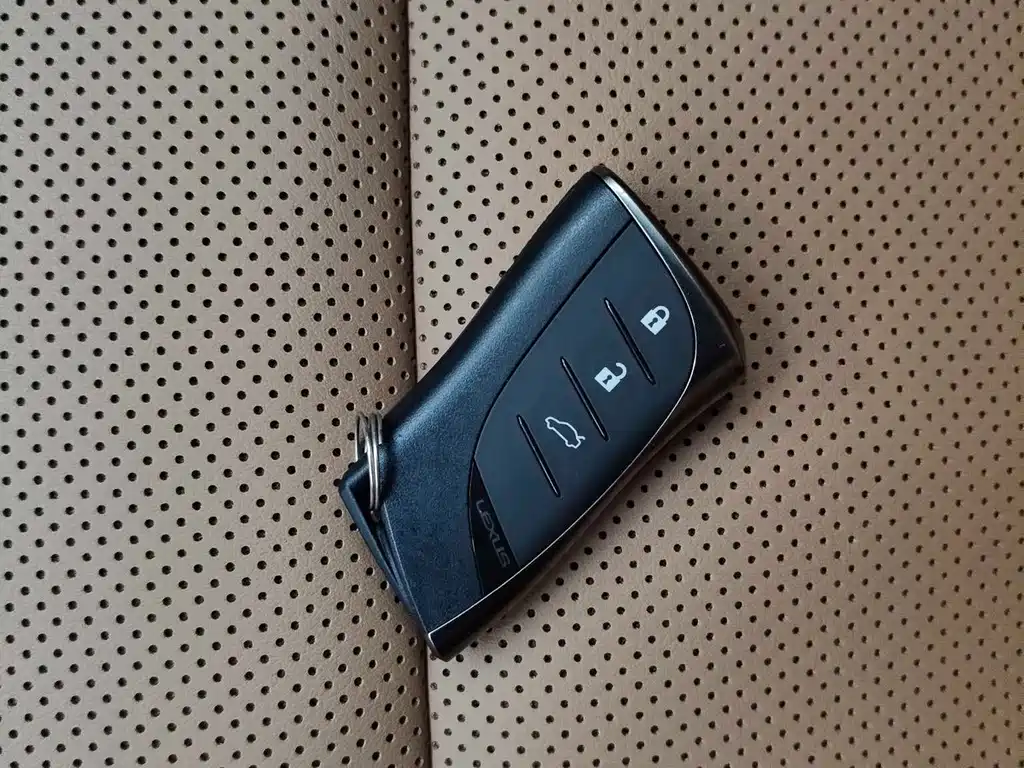 Lexus ES 2018 — фото 13