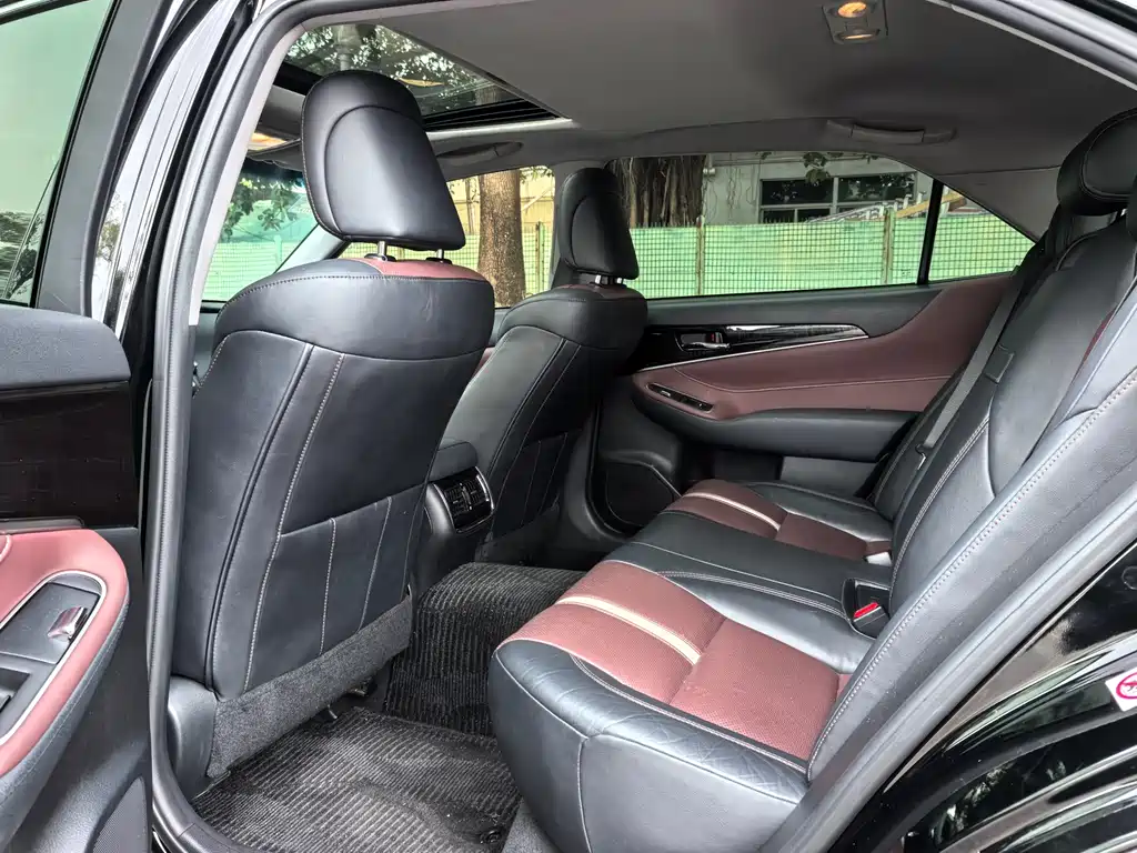 Toyota Crown 2017 — фото 10
