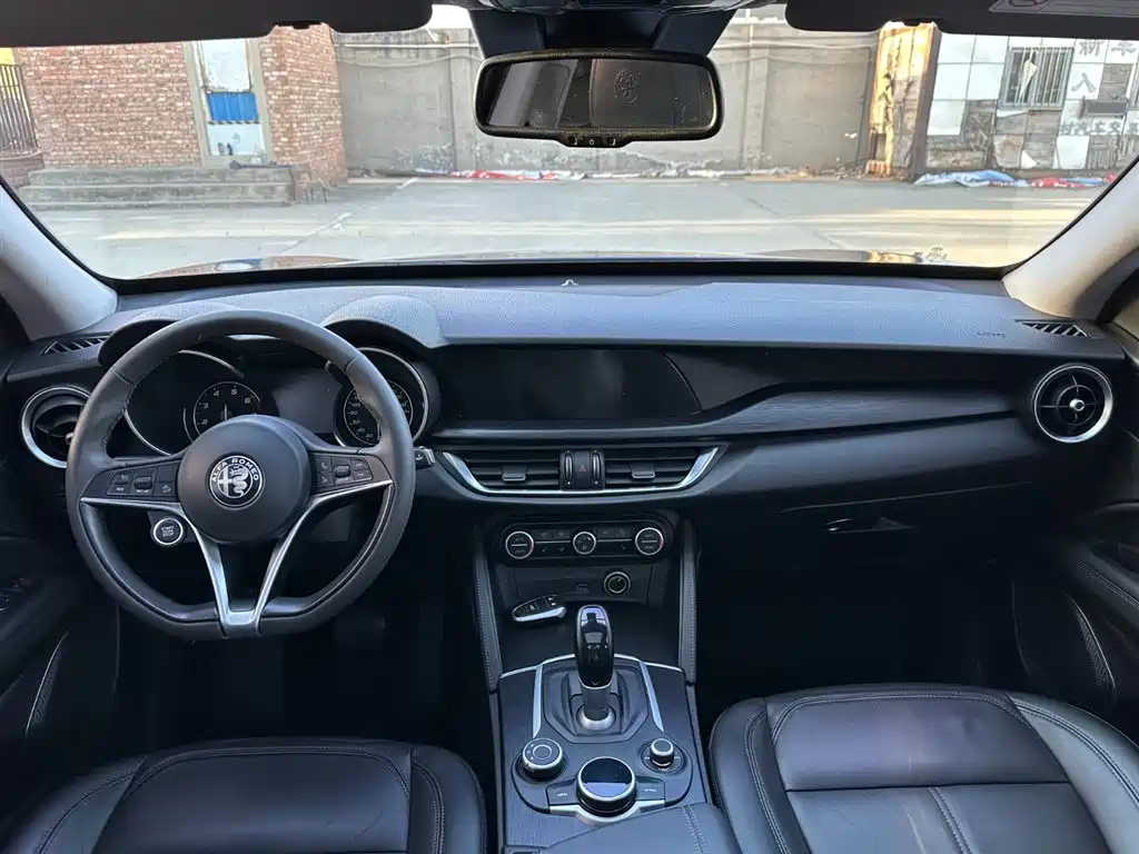 Alfa Romeo Stelvio 2018 — фото 11