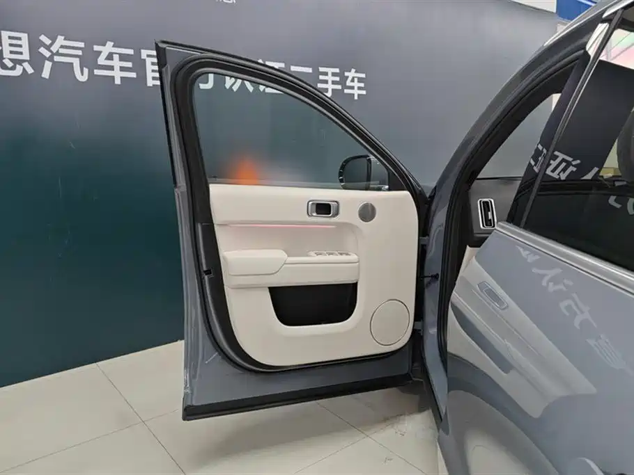 Li Auto Li L8 2025