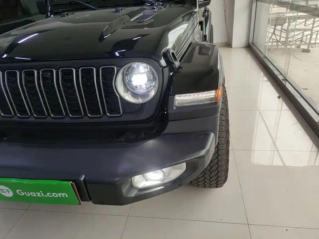 Jeep Wrangler 2023 — фото 18