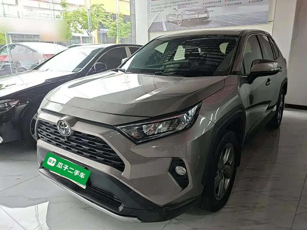 Toyota RAV4 2021 — фото 2
