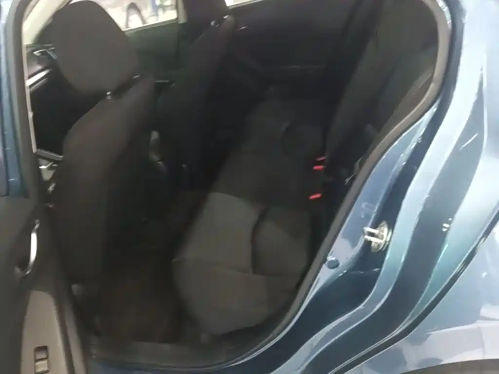 Mazda 3 Axela 2017 — фото 17