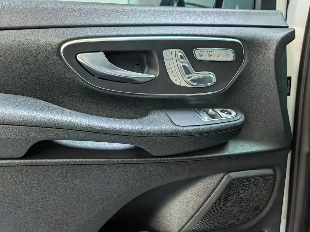 Mercedes-Benz V-Class 2018 — фото 16
