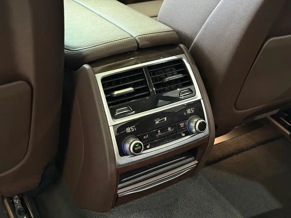BMW 7 Series 2016 — фото 9