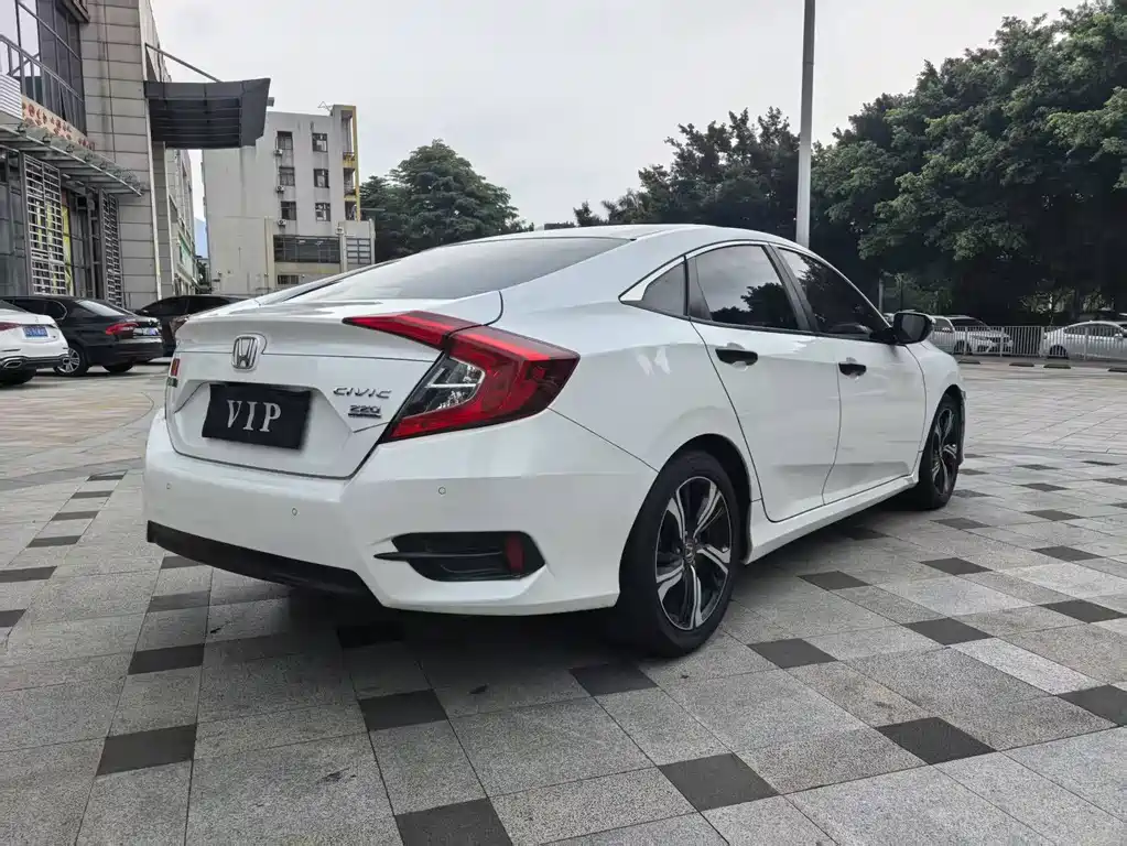 Honda Civic 2018 — фото 8