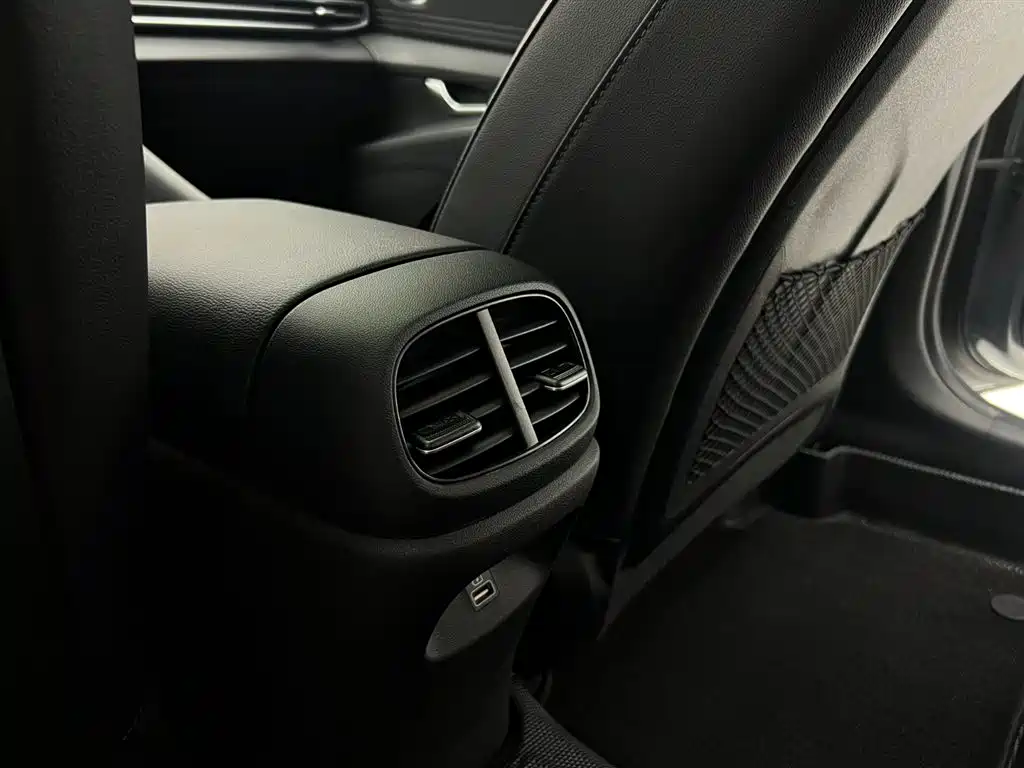 Hyundai Elantra 2022 — фото 17