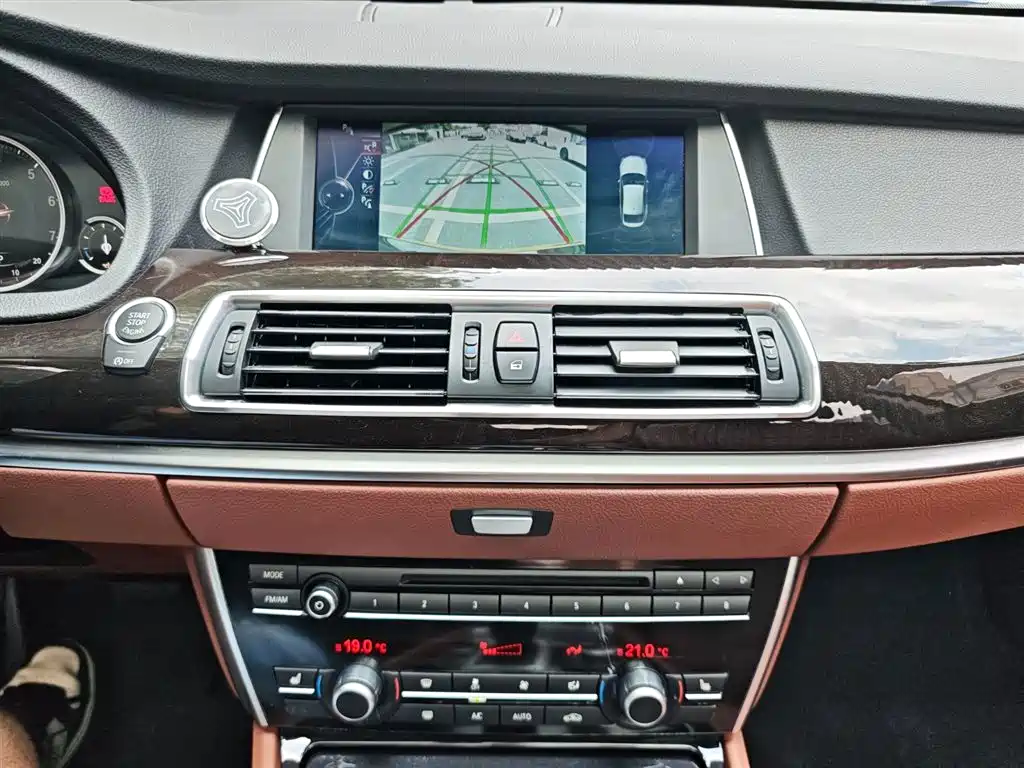 BMW 5 Series GT 2014 — фото 15