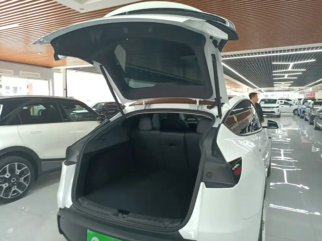 Tesla Model Y 2025 — фото 15