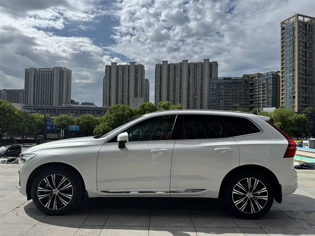 Volvo XC60 2022 — фото 3