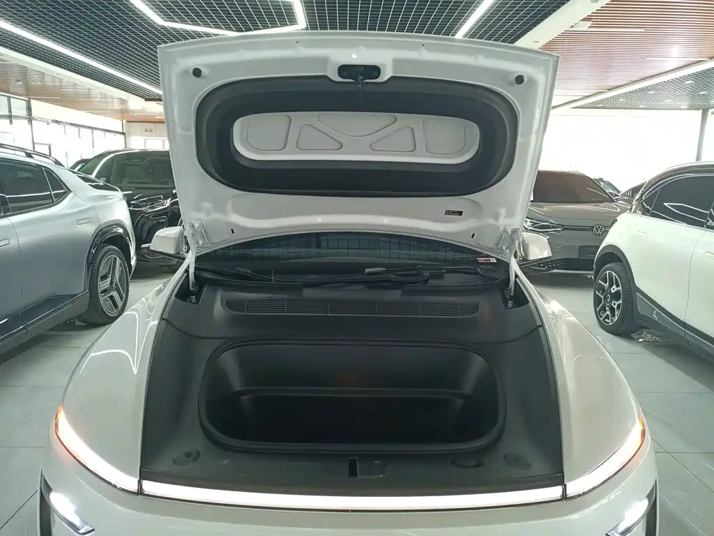 Tesla Model Y 2025 — фото 16