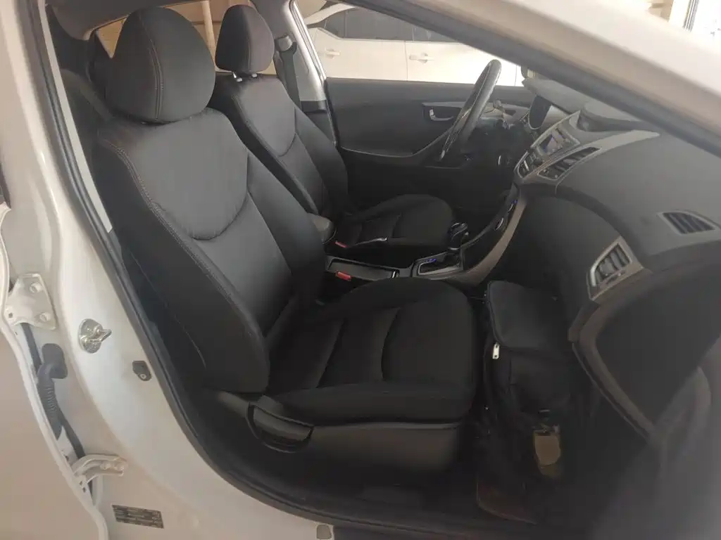Hyundai Elantra 2018 — фото 20