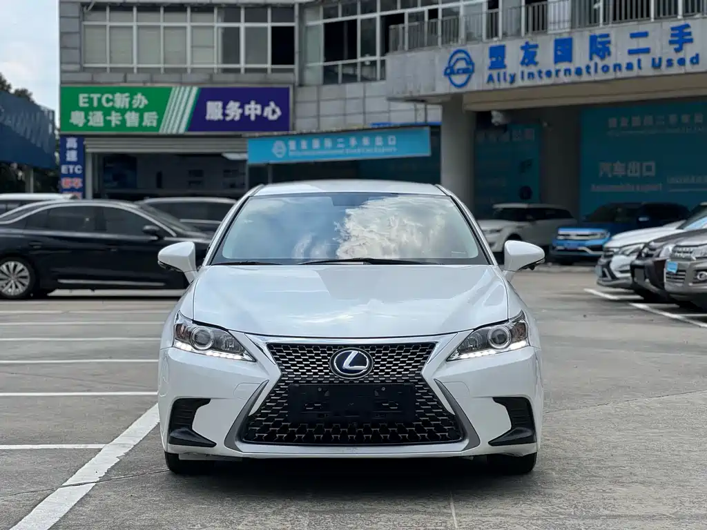 Lexus CT 2017 — фото 2