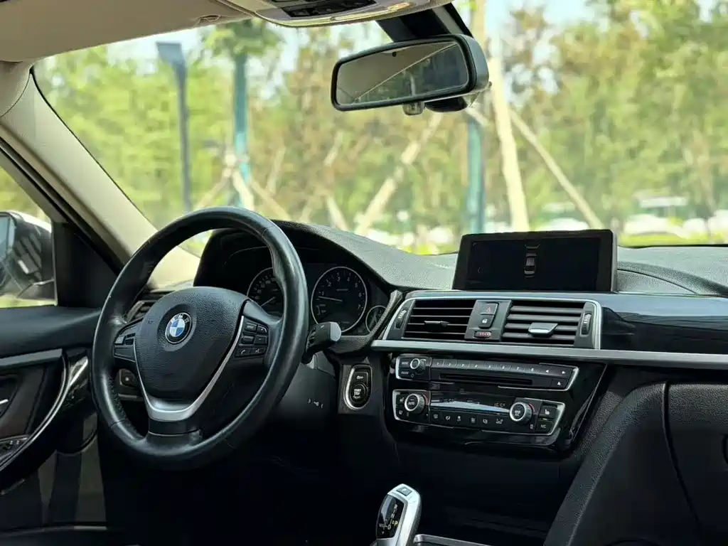 BMW 3 Series 2018 — фото 11