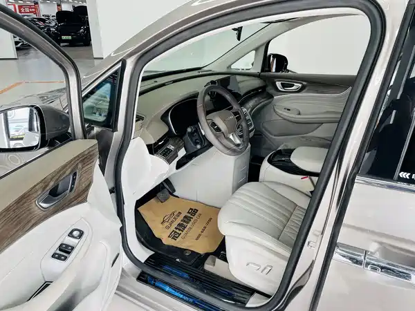 Roewe iMAX8 2024
