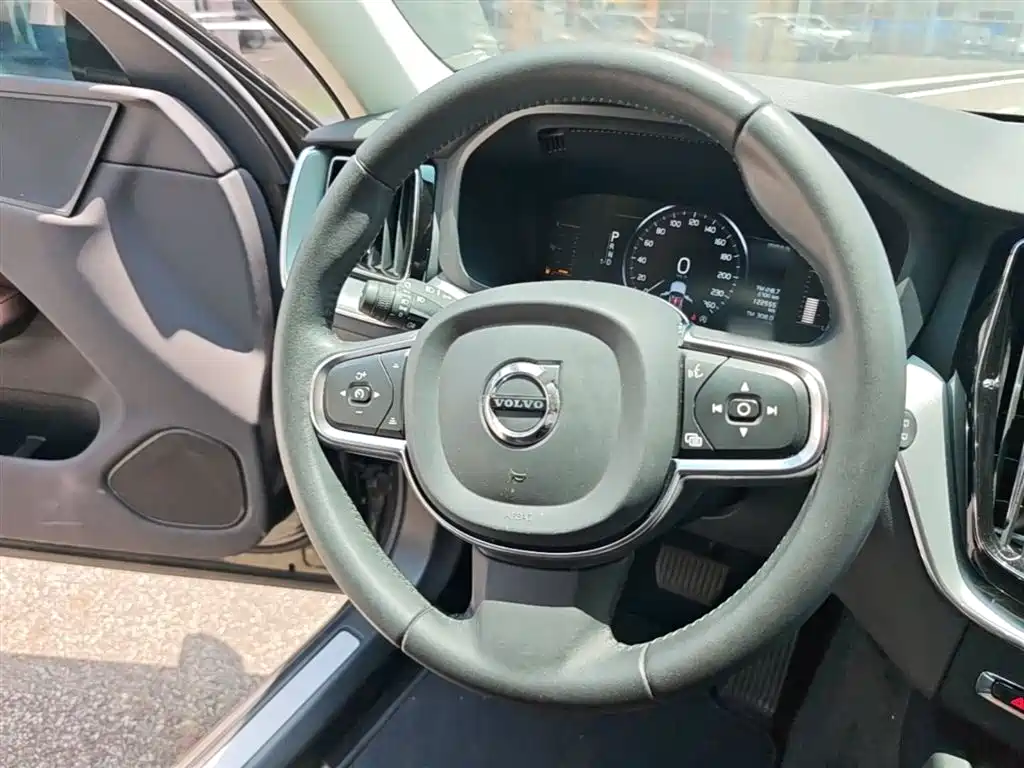 Volvo XC60 2020 — фото 11